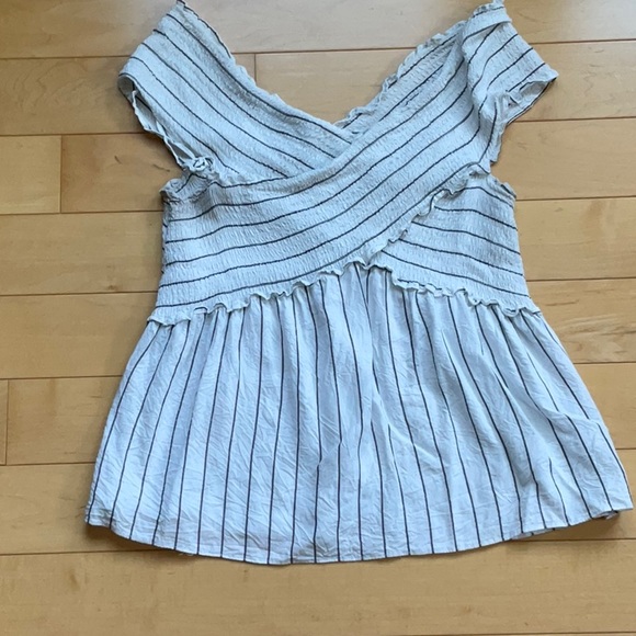 Versatile top- wear off the shoulder or on - Picture 1 of 4